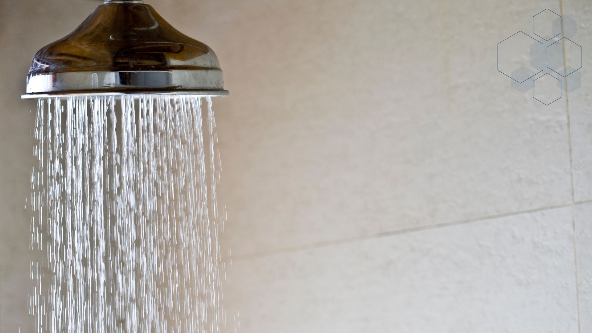 Douche en marche avec eau chaude coulant d'une pomme de douche chromée